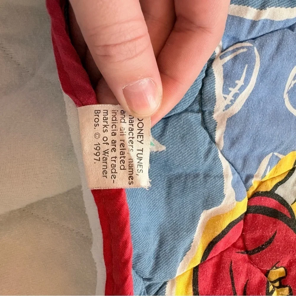 Vintage 1997 Looney Tunes Sports Tweety Bugs Bunny Taz Quilted Blanket 42” X 54”